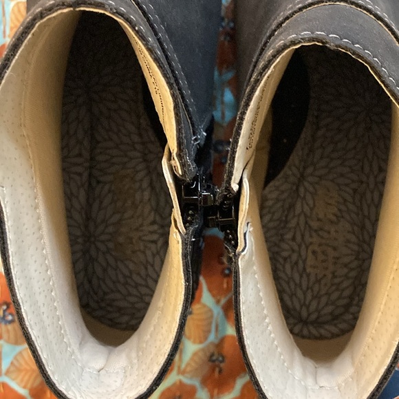 NWT gray JBU booties, size 7.5, vegan leather. Comfortable and stylish. - Picture 10 of 13